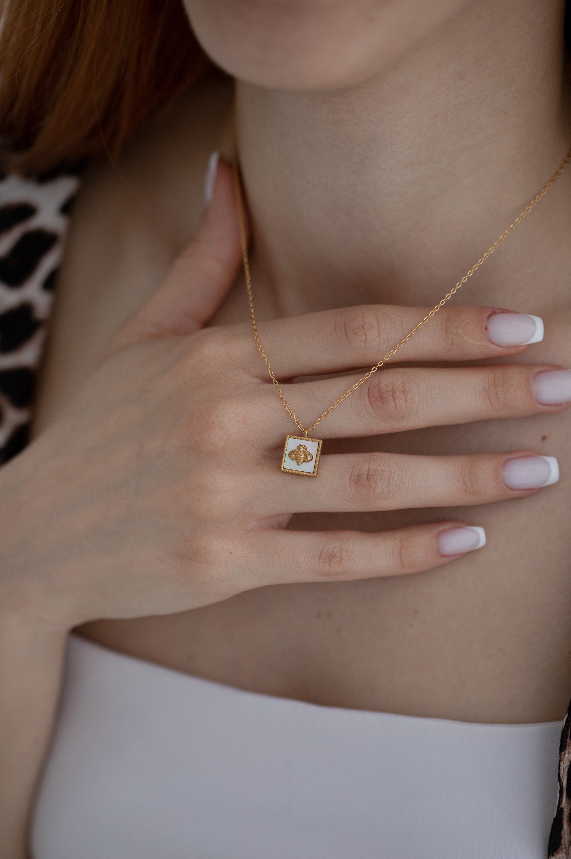 Dainty Bee Necklace,18K Gold Bee Pendant, Gift For Mama, Geometric